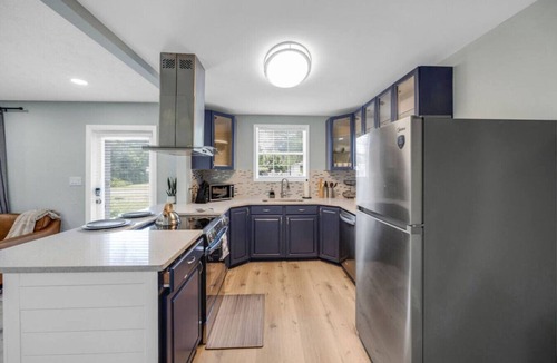 Jacksonville House | Stylish Leafy Heated Pool Retreat