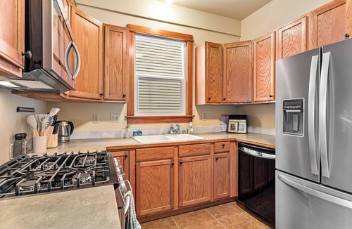 Sehome House | Sunshine Cottage w/Bay-View Deck & 3 Kings Just Steps From Downtown!