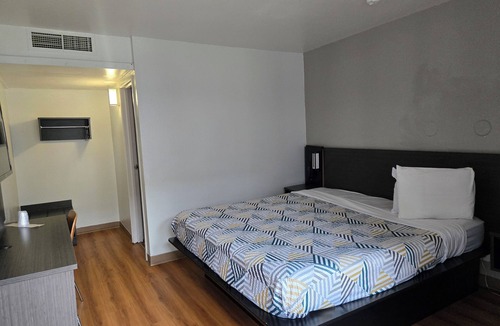 Tracy Hotel | Super 8 by Wyndham Tracy