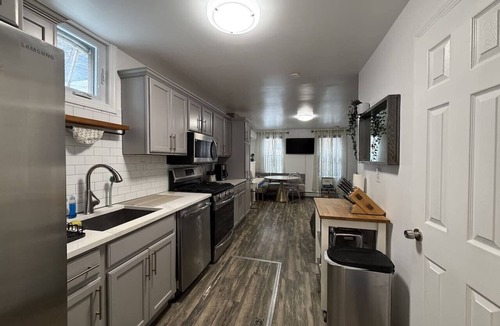 McGinley Square Apartment | Super comfy bed. Private backyard. NYC 15 min.