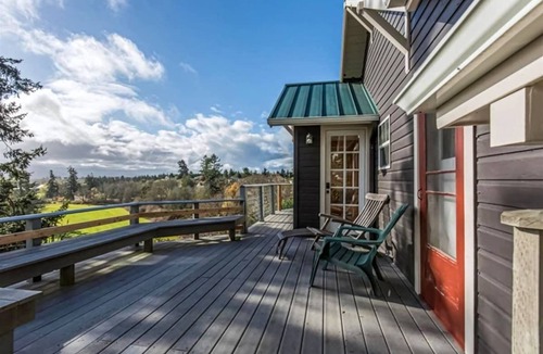 Sequim House | Sweeping Mountain Views from a Superb Deck