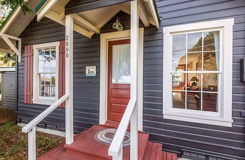 Sequim House | Sweeping Mountain Views from a Superb Deck