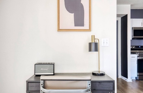 Bluemont Apartment | Tasteful Ballston 2BR w/W/D, Gym & Pool, near Metro, by Blueground