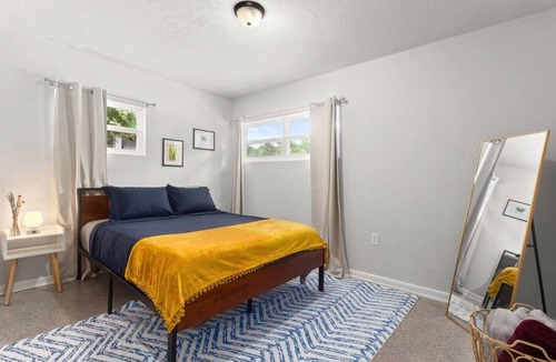 Gainesville House | The Blue Burrow (right)-UF/Cozy