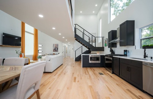 Atlanta House | The Briarcliff Glass House Fabulous 6-bedroom SMART house with smar