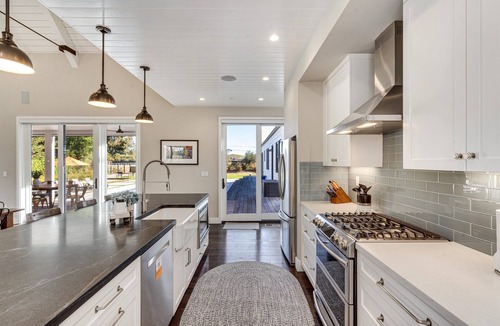 Sonoma House | The Central Modern Farmhouse Sonoma Pool/Hot Tub + Bocce + Sport Court