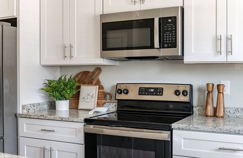 Naruna House | The Common House - 7 min to LU, Family Friendly, Great Location, sleeps up to 8!