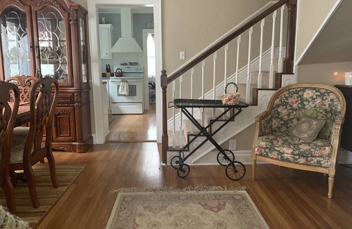 Ashland House | The Eagle's Nest:5 bed 3BathBeautiful Craftsman Home