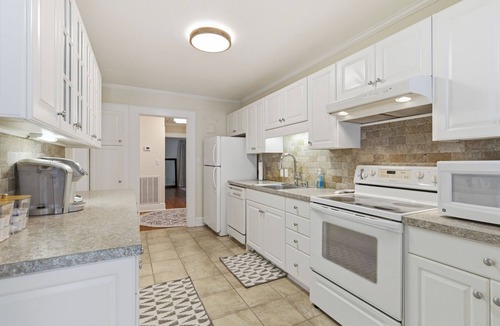 Concord House | The Harmony Upscale Retreat Walking Distance to Downtown