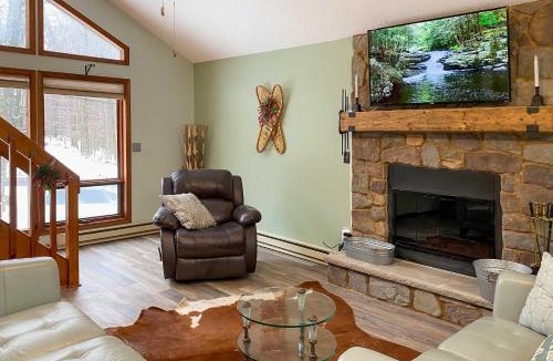 Lake Ariel House | The Hideout Cottage with Access to Lakes and Ski Slope