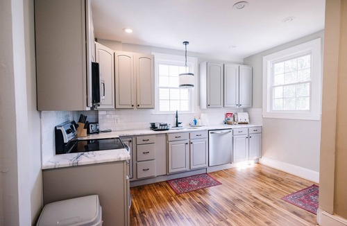 Danville House | The Marshall House- walk to Averett & Downtown- 5 mins to Caesars Virginia