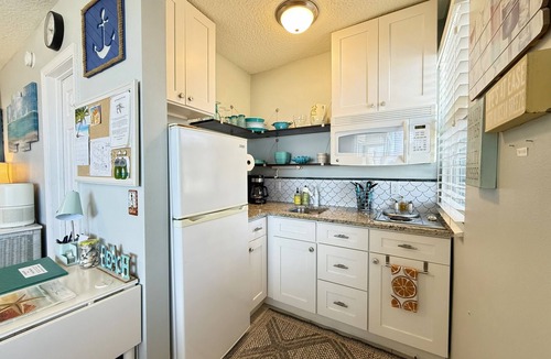 Lenox Park Apartment | The Sea Star is an adorable seaside studio with a gorgeous ocean view!