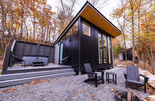 Goldbond Cabin | The Vista Glass Cabin at Four Fillies Lodge w/Hot Tub