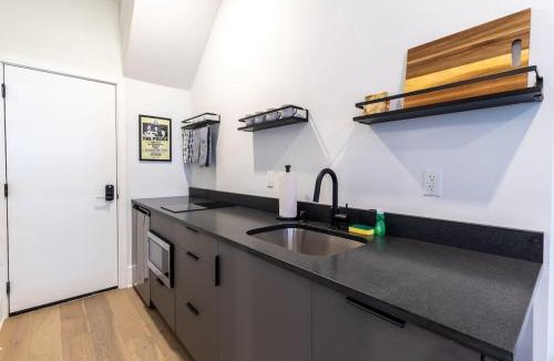 Gayborhood Apartment | Thena Hotel - Huge Studio - Midtown