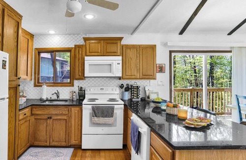 Lake Ariel Cabin | Tranquil Lake Retreat Dog-Friendly Lakes Pools Beaches Spacious Family Escape
