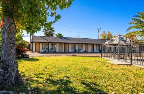 Red Bluff Hotel | Triangle Motel