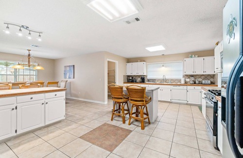 Ono Island House | Tropic stay with large outdoor pool, bikes, AC & pool table - snowbird-friendly