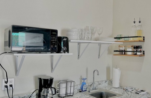 Walsingham Apartment | Tropical Paradise, 10mins 2 beach,30 days or more stay