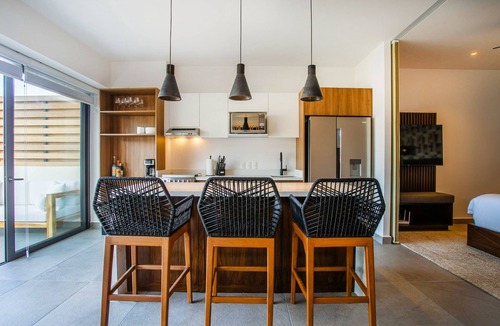 El Caloso Condo | Two Pools, Bar & Gym | Casa Medianoche at Oasis
