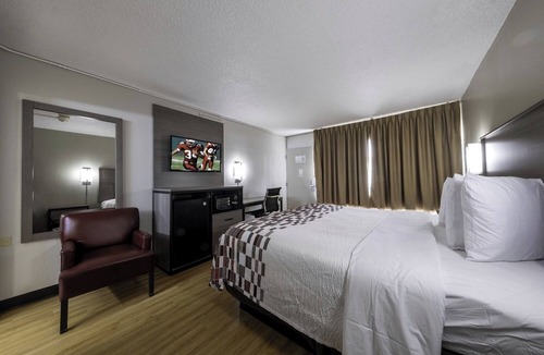 Charlottesville Hotel | Two Private King Units w/Free Breakfast & Parking Near Oakencroft Farm & Winery