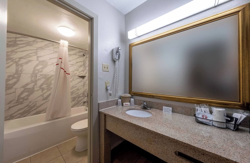 Charlottesville Hotel | Two Private King Units w/Free Breakfast & Parking Near Oakencroft Farm & Winery