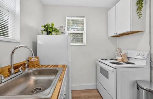 South Pensacola House | Unit 9 Studio Cottage Close to Downtown NAS