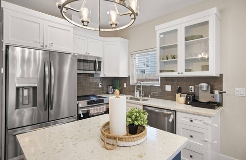 North Oak Park Bed & Breakfast | Updated 3bed 2.5bath near Downtown&UCD Med Center