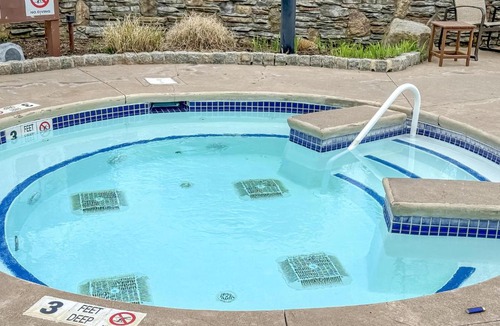 Vernon Apartment | Updated Mountain front Mtn Creek Pool Hot Tub 324