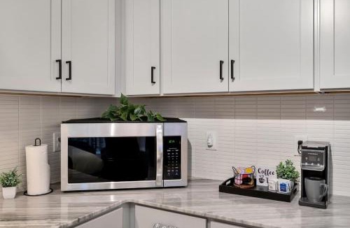 Northeast Raleigh Apartment | Upscale Midtown Studio and Private Balcony