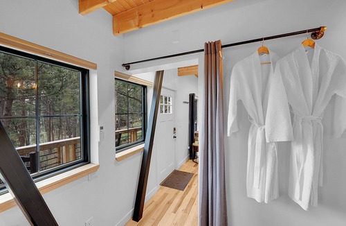 Indian Hills Cabin | Upscale Treehouse Escape - Hot Tub & Mountain Air