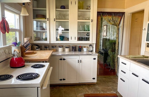 York Apartment | Upstairs at Thevictorian - Lush Walkable and Dog-friendly Retreat - Steps From Downtown Bellingham