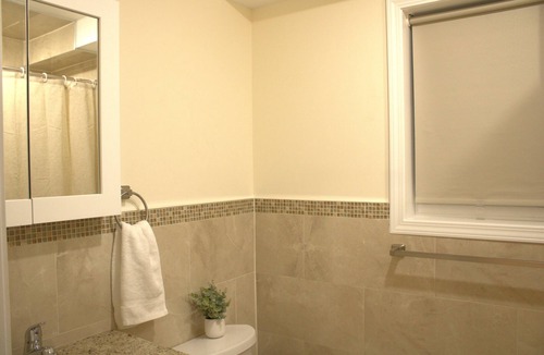 Lower Vailsburg Apartment | Urban Comfort Near American Dream & Airport