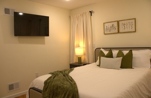 Lower Vailsburg Apartment | Urban Comfort Near American Dream & Airport