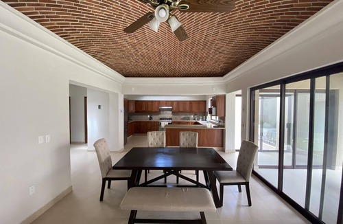 Los Sabinos House | Villa acogedora con patio estilo hacienda. ¡Gimnasio y alberca en casa club!
