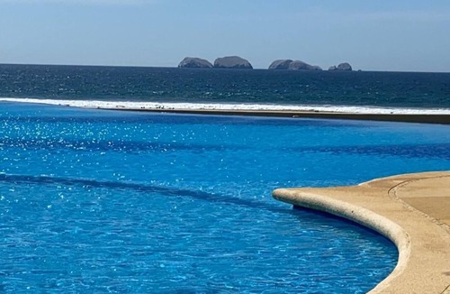Barra de Potosi Villa | Villas Playa Blanca Zihuatanejo Guerrero Mexico hermosa villa sobre la playa