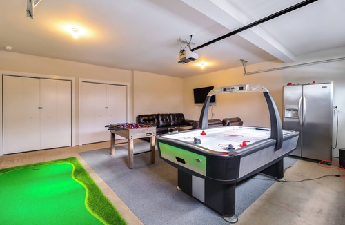 Lake Harmony Cottage | Walk to Big Boulder Mtn & Lake, Home w/Hot Tub!