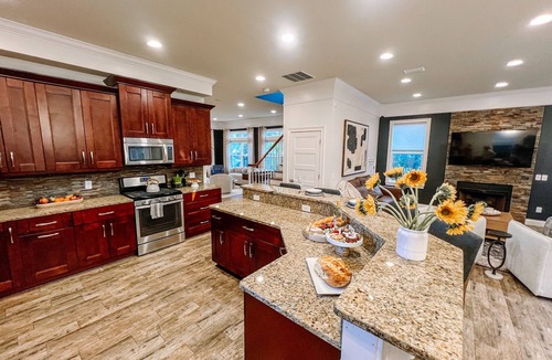 Lincolnville House | Walk to historic DOWNTOWN , Heated Pool, backyard Dining, grill, fire pit,Dog Ok