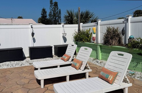 Seabreeze Shores In Kingston Park House | Walk to Waves Beautiful 3-Bedroom home with pool and steps from the beach.