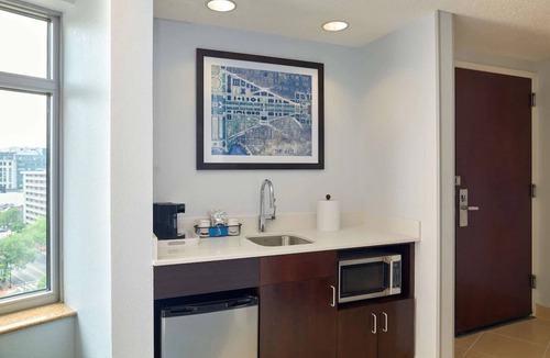 Mount Vernon Triangle Hotel | Washington DC Downtown Studio King Bed Sofa Bed Ideal for Business Travel