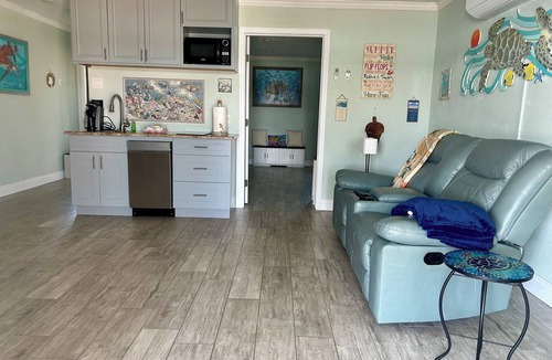 Largo Hotel | Waterfront & Amazing Views with Pool and Hot Tub-Walk to Beach. Bikes & Kayaks!