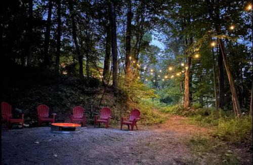 Tunkhannock House | WaterFront Cabin Hot Tub Kayaks Firepit Game Consoles