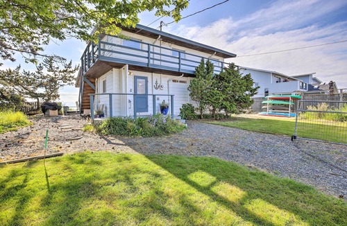 Ferndale Cottage | Waterfront Ferndale Home: Deck + Beach Access