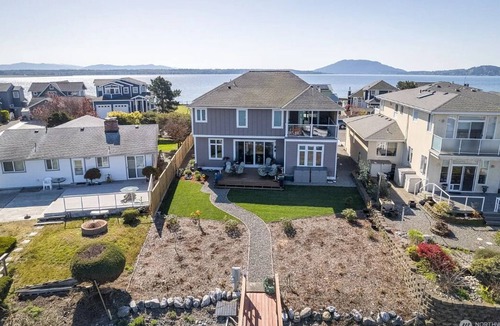 Ferndale House | Waterfront luxury retreat in Sandy point - Private dock - Steps from the beach