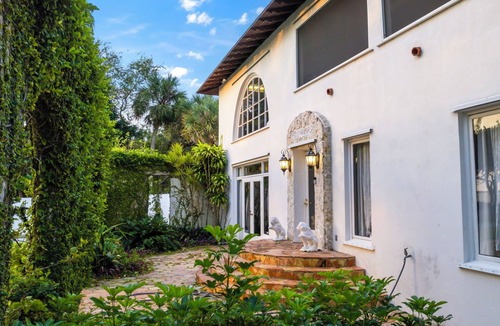 Fort Pierce Villa | Waterfront Mansion w/2 Guest Houses/10' Pool /Private Beach & Boat Dock /Piano