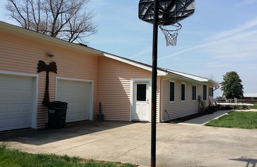 Stevensville House | Waterview Home! Beach Volleyball! Near Wedding Venues! Walk to Bar & Restaurant!