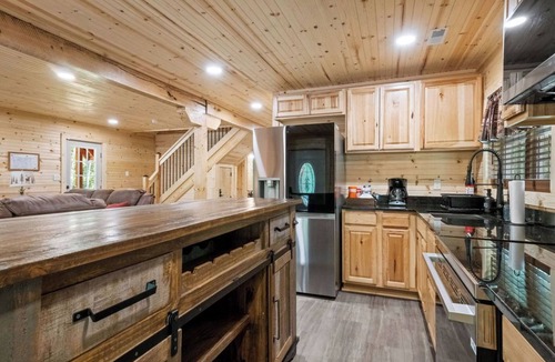 Kegley Cabin | Welcome to DeepWoods Lodge at Hatfield McCoy. 3BR Mountain Log home on 22 acres.