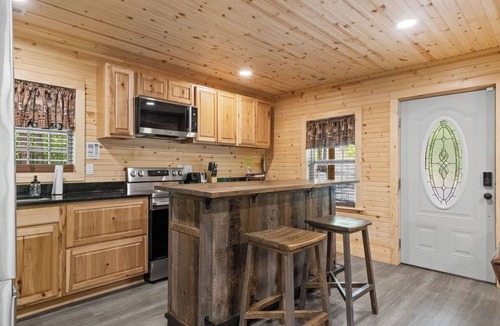 Kegley Cabin | Welcome to DeepWoods Lodge at Hatfield McCoy. 3BR Mountain Log home on 22 acres.