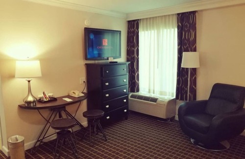 West Orange Hotel | Wilshire Grand Hotel Lively Retreat w Garden View