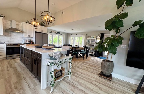 Watchung House | World Cup Special: Spacious home in secluded woods close to events and NYC.