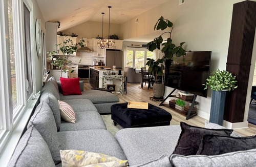 Watchung House | World Cup Special: Spacious home in secluded woods close to events and NYC.